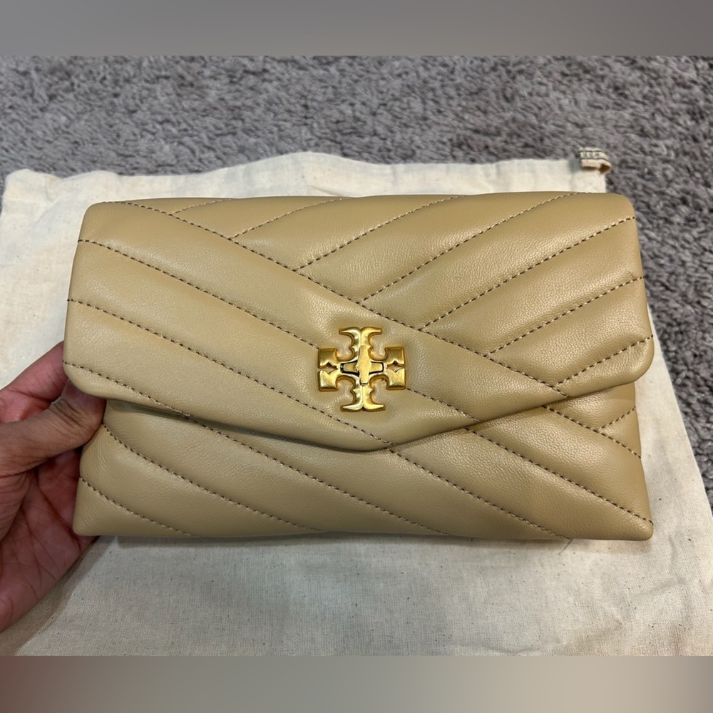 ****SOLD*****Tory Burch Kira Chevron Chain Wallet - Desert Dune - Picture 4 of 10